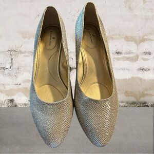 Bandolino Women's Gold Heels with Shimmery Finish Size 10